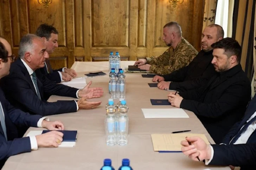 זלנסקי נפגש עם רזה פהלווי בשולי ועידת הביטחון במינכן