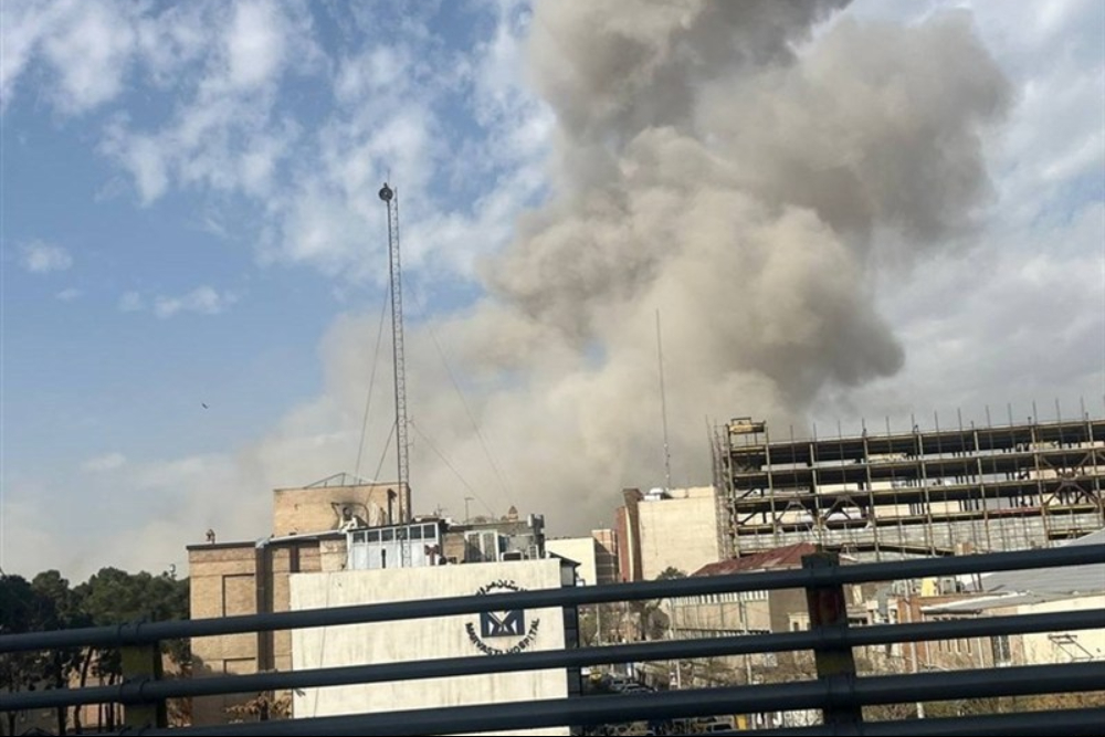 عدوان صهيوني اميركي على ايران ووقوع انفجارات في طهران وعدة مدن ايرانية