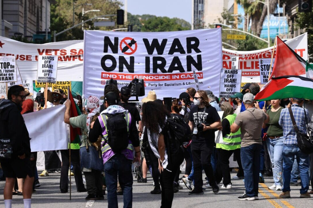 美国多地爆发反战游行 抗议者高呼“停止对伊朗战争”
