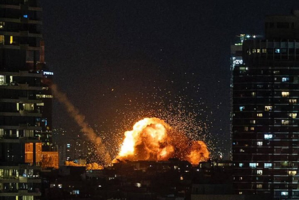 أعمدة دخان تتصاعد في تل أبيب اثر اصابة صواريخ إيرانية