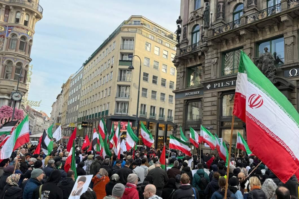 تظاهرات حاشدة في قلب اوروبا تطلق صرخة مناهضة الحرب ضد ايران