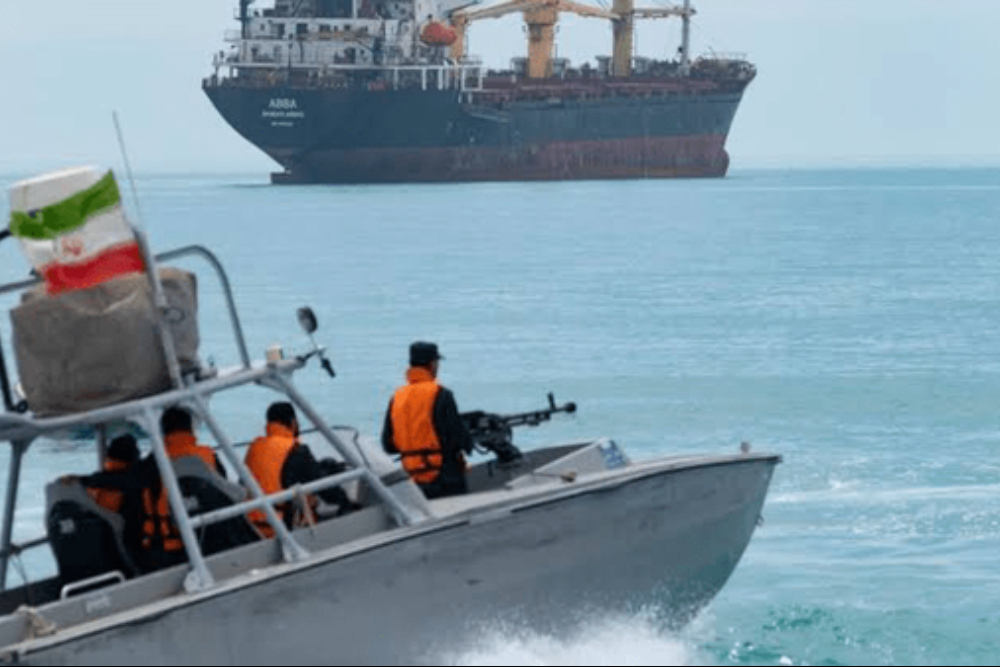 مسؤول أمني ينفي مزاعم "أكسيوس" بشأن عبور سفن تابعة للبحرية الأمريكية مضيق هرمز