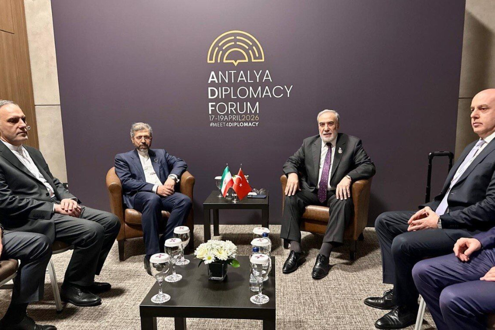 إيران وتركيا تؤكدان على استمرار المشاورات السياسية والتعاون الثنائي