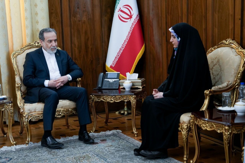 عراقجي يستقبل المواطنة الإيرانية مهدية إسفندياري التي كانت معتقلة في فرنسا لدعمها للشعب الفلسطيني