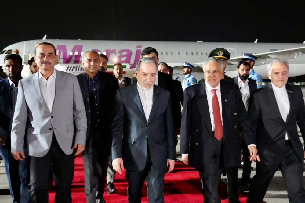 عودة عراقجي إلى إسلام آباد قادماً من مسقط/ جزء من الوفد الإيراني يعود إلى طهران للتشاور