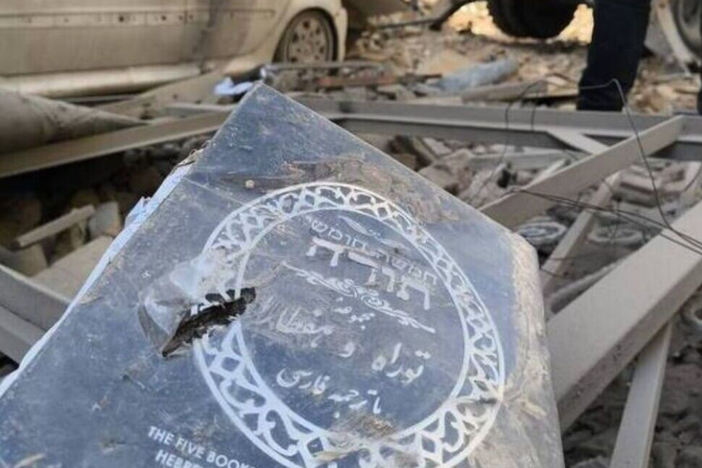 400 كتاب للصلوات والتوراة، تضرر اثر تدمير كنيس "رفيع نيا" بطهران