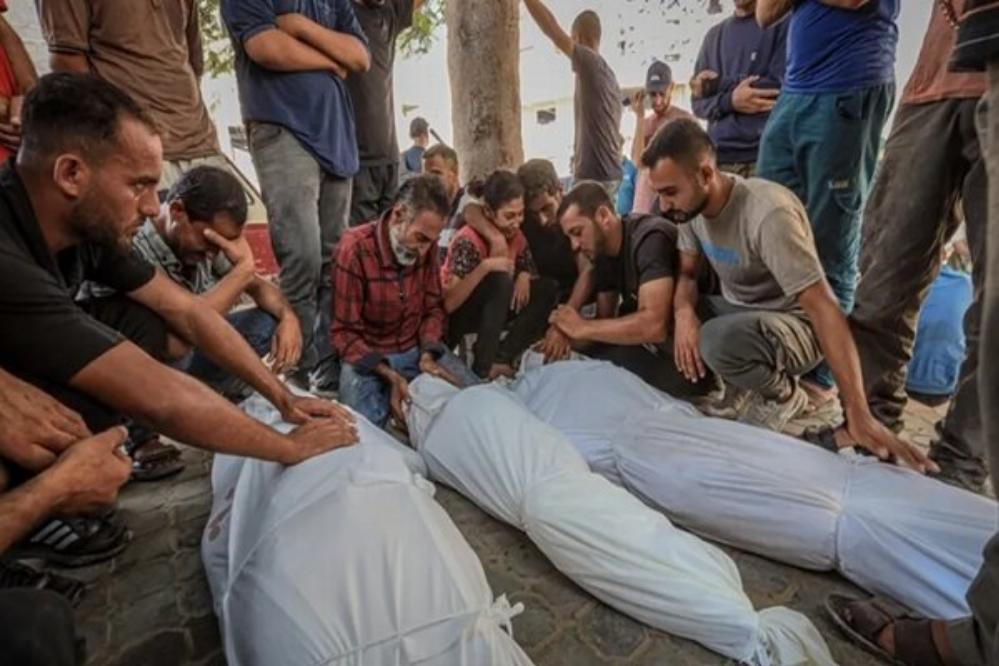 ثلاثة شهداء بينهم طفل جراء قصف بدير البلح.. والاحتلال يحرّك "الخط الأصفر"