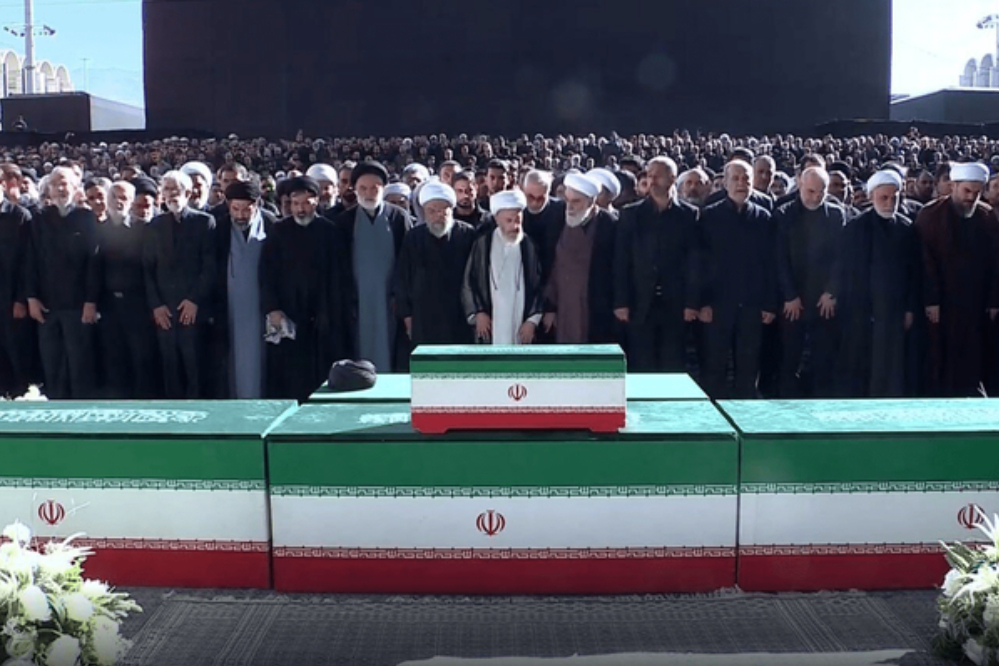 إقامة صلاة الجنازة على الجثمان الطاهر للقائد الشهيد الإمام الخامنئي