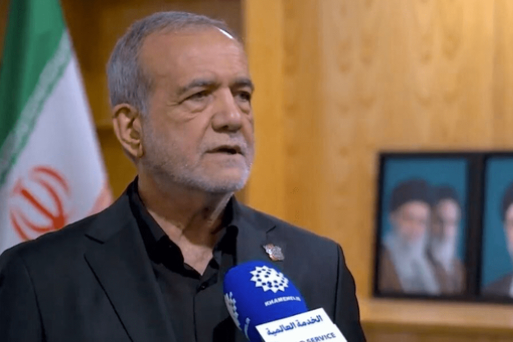 پزشكيان: لا أقبل بكلمة "الوداع" مع قائد الثورة الشهيد، بل هذا عهدٌ على مواصلة الدرب