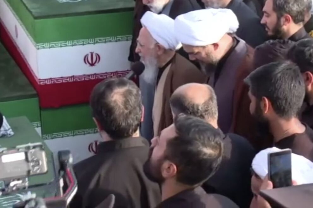 بدء اقامة الصلاة على الجثمان الطاهر للامام الشهيد في مسجد جمكران