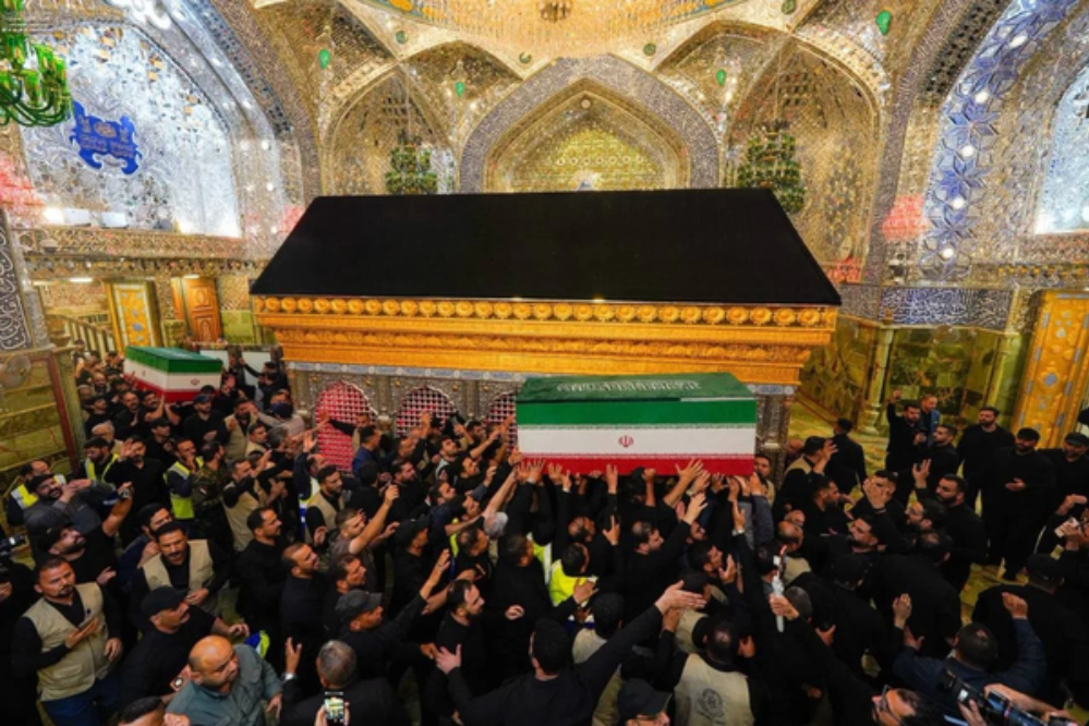 العراق: حشود مليونية تشيع القائد الشهيد الامام الخامنئي في النجف الأشرف