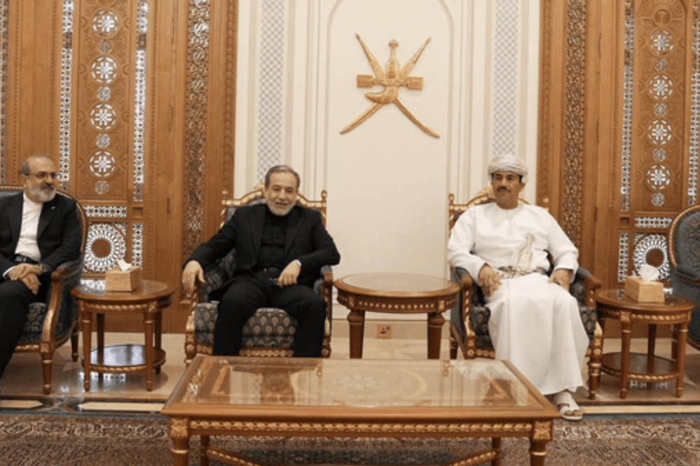 وزير الخارجية الايراني يصل مسقط