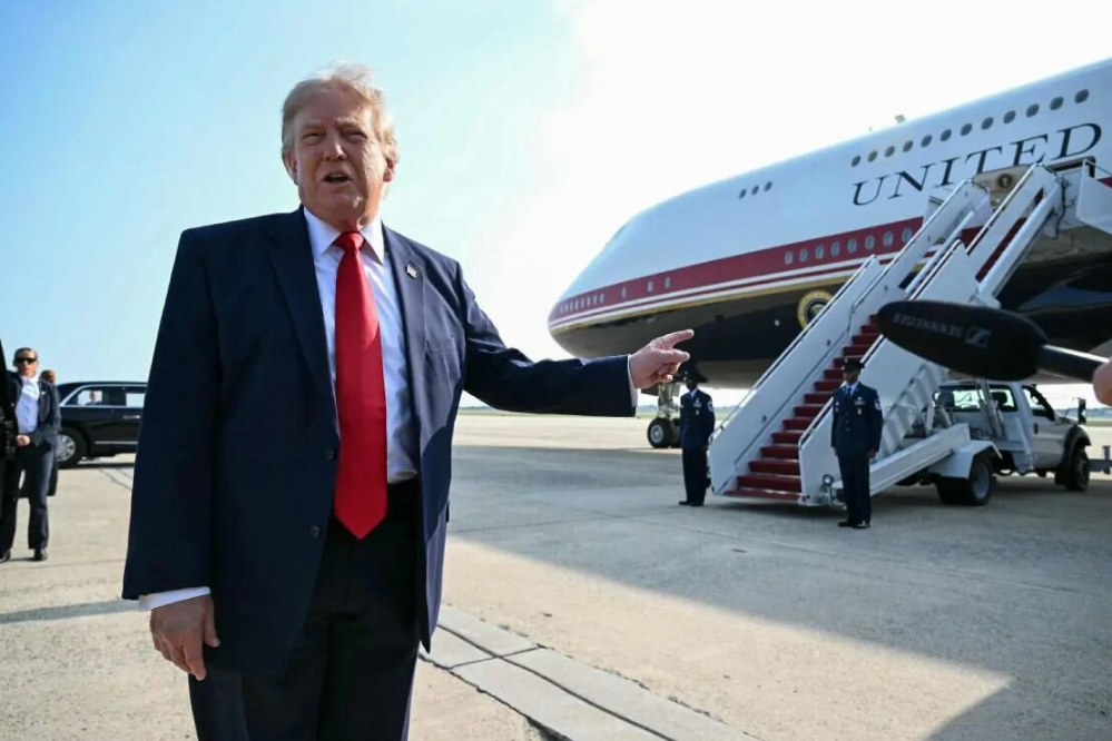 Pаскрыто бегство трусливого Трампа в грузовике для перевозки продуктов