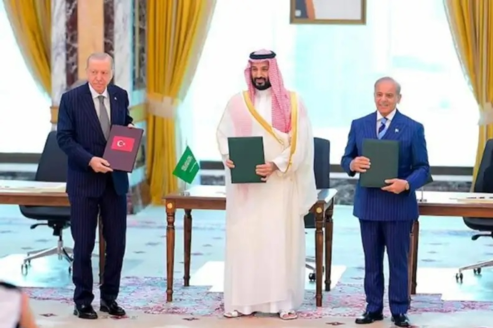 لماذا استُبعدت القاهرة من الاتفاق الثلاثي بين الرياض وإسطنبول وإسلام آباد؟