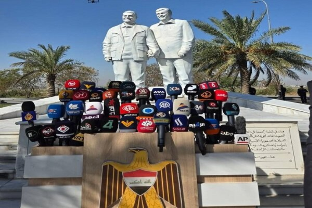 قاليباف يؤدي تحية الاحترام أمام النصب التذكاري للشهيدين قاسم سليماني وابومهدي المهندس