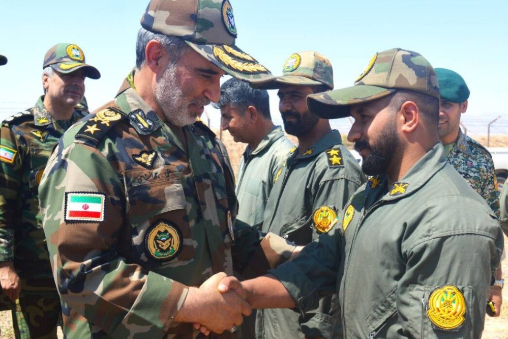 قائد القوات البرية للجيش الإيراني يحذّر من تخوّل له نفسه إنتهاك حرمة حدود البلاد