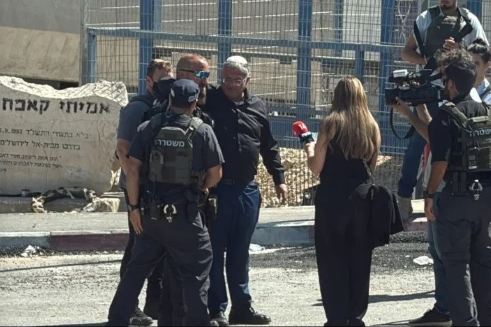 תחת חסות כוחות הכיבוש, בן גביר מסתער על מכון קלנדיה המנוהל על ידי אונר"א ומפנה את עובדיו.