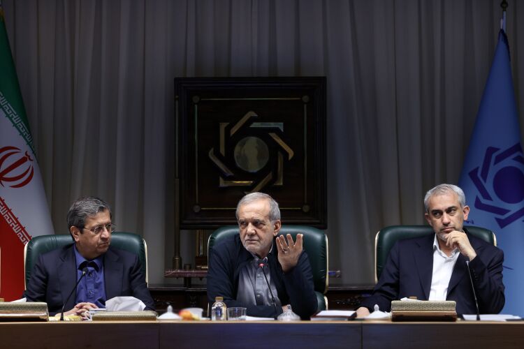 Pezeshkian stresses full coordination to preserve Iran’s economic stability
