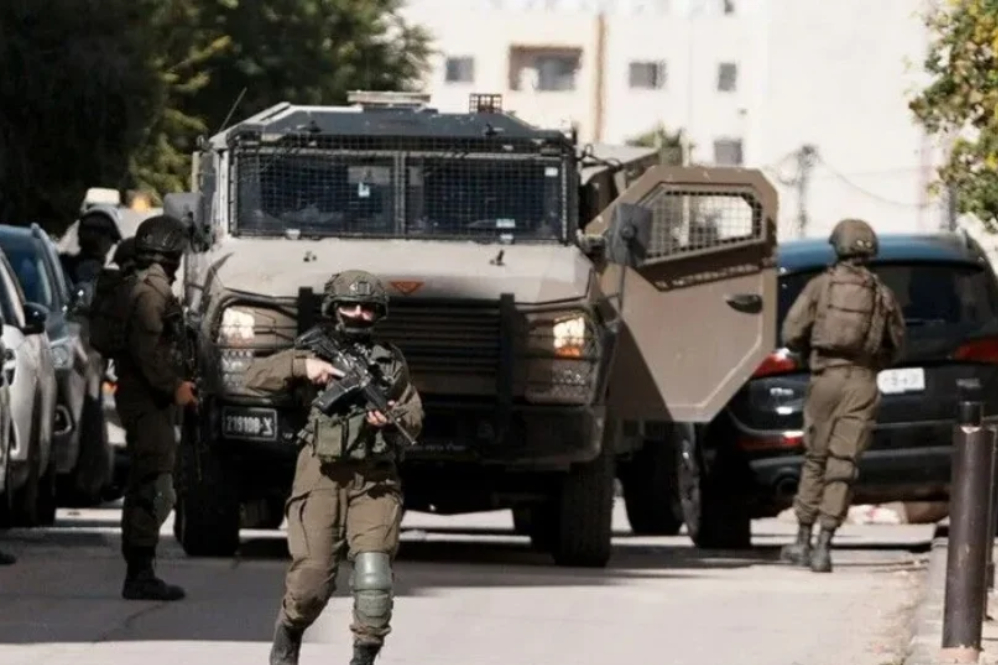 פשיטות ומעצרים ישראליים בגדה המערבית ובירושלים הכבושה, מה שגרם לפצועים