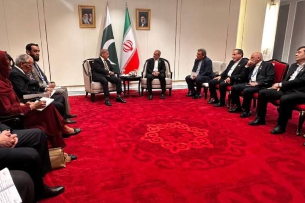 الرئيس بزشكيان يلتقي شهباز شريف على هامش قمة شنغهاي