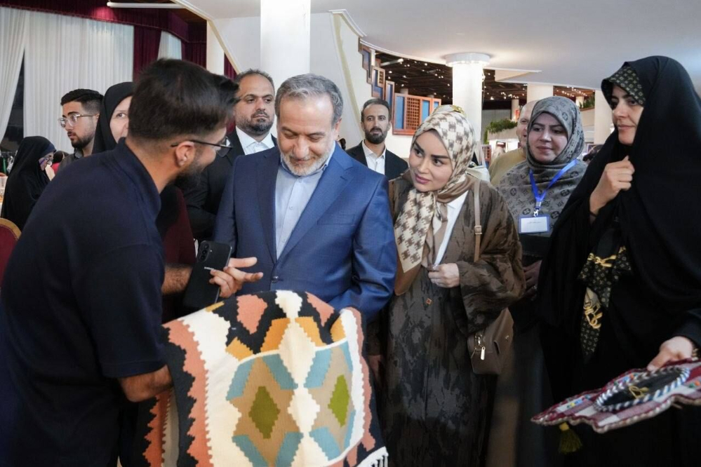 وزير الخارجية يتفقد معرض جمعية الدبلوماسيات الخيرية