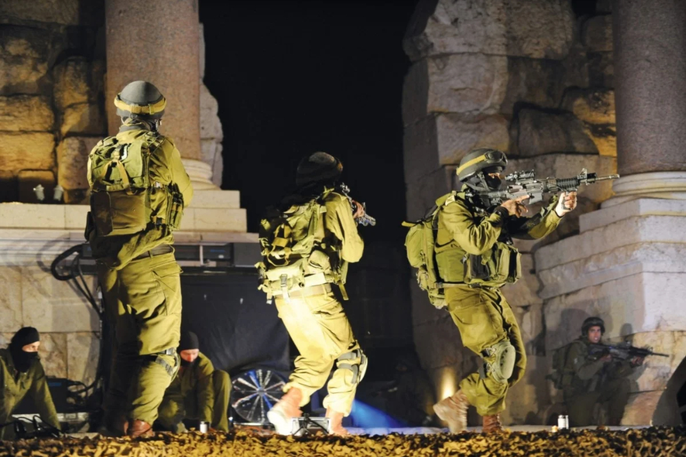 כוחות ישראליים פתחו במסע פשיטה ומעצרים רחב היקף בגדה המערבית, מה שגרם לפציעתם של פלסטינים.