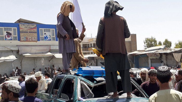 طالبان&quot; على أبواب كابل وتوقعات بتشكيل حكومة انتقالية