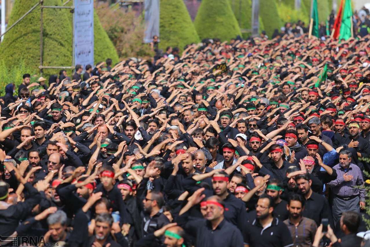 مراسم العزاء باستشهاد الامام الحسين (ع) تعمّ ايران.. ومائدة النذور الحسينية تتسع للفقير والغني