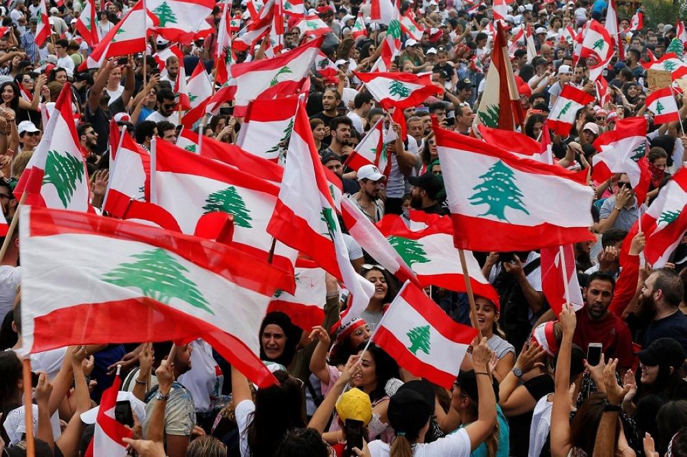 الحراك الشعبي في لبنان يحافظ على زخمه.. وثلاثة سيناريوهات للخروج من الأزمة