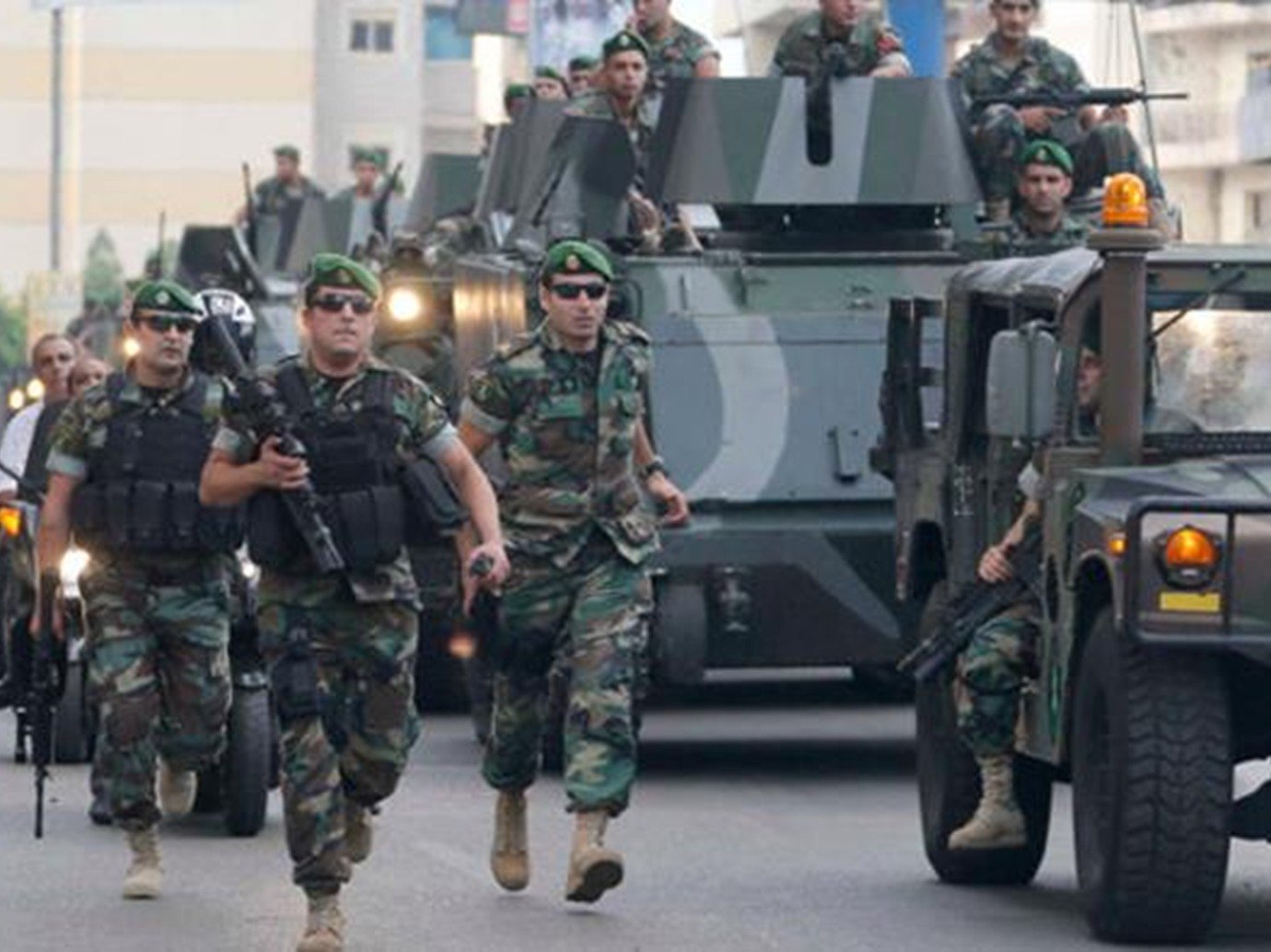 الجيش اللبناني يعتقل جنديا فتح النار على المحتجين لتفريقهم