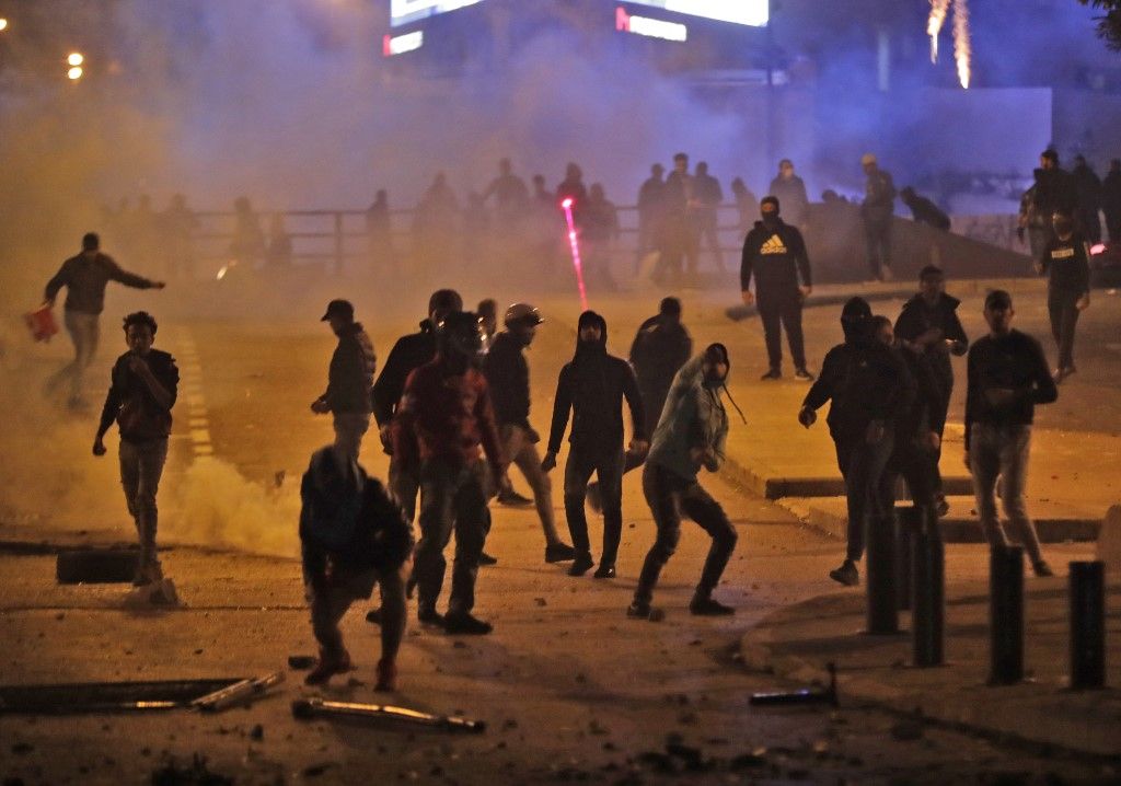 توتر ببيروت بعد اعتداء محتجين على الأمن.. وتهريب ملايين الليرات من سوريا الى لبنان