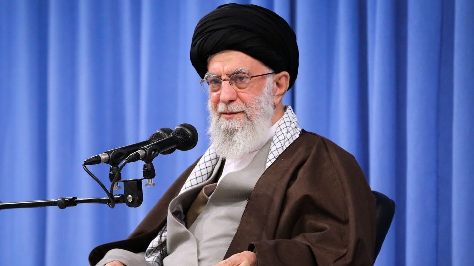 قائد الثورة لمرشحي الانتخابات التشريعية: إذا لم تكونوا قدر المسؤولية فلا تقبلوها