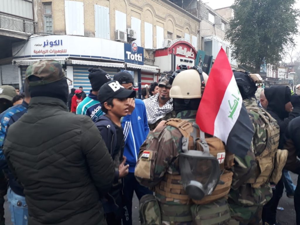 الجيش العراقي يتعهّد بحماية المتظاهرين.. ومسلحون يقتلون مدنياً ببغداد