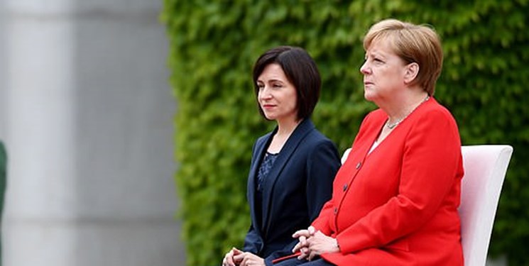 مرکل نشسته از یک مهمان خارجی استقبال کرد+عکس