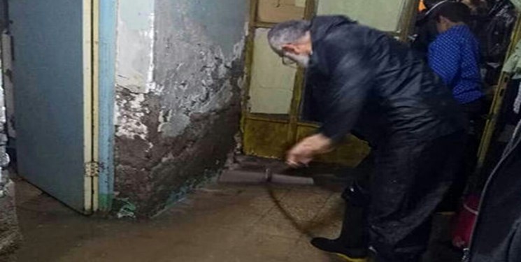 امام جمعه آبادان پا به پای مردم/ تخلیه منازل آب‌گرفته با لباس مبدل
