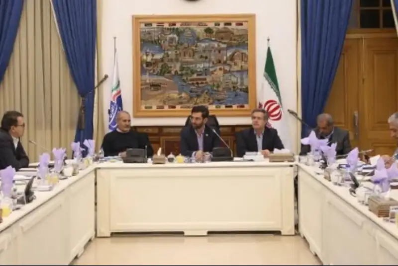 آذری‌جهرمی: همه روستاها تا پایان دولت به شبکه ارتباطی متصل می‌شوند