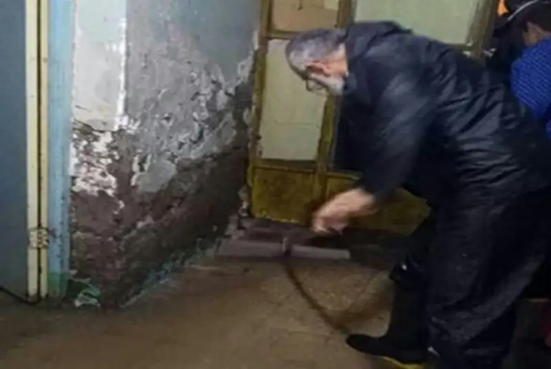 امام جمعه آبادان پا به پای مردم/ تخلیه منازل آب‌گرفته با لباس مبدل