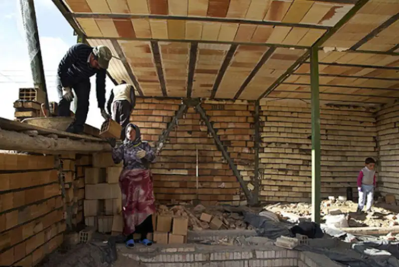 اتمام ساخت واحد‌های تعمیراتی مناطق زلزله‌زده میانه تا 22 بهمن