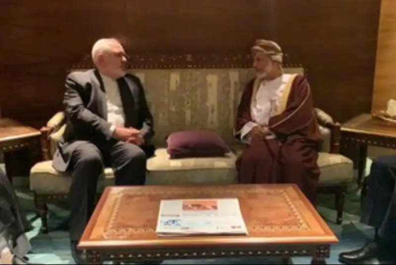 جمعی از ایرانیان و فعالان اقتصادی مقیم عمان با ظریف دیدار کردند