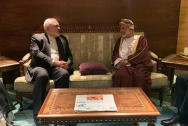 جمعی از ایرانیان و فعالان اقتصادی مقیم عمان با ظریف دیدار کردند