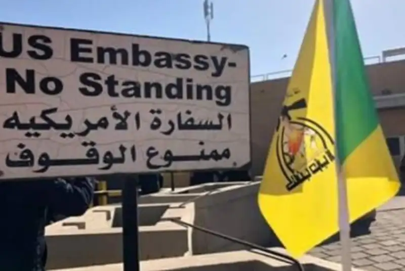 رویترز: ممکن است آمریکا نیروهای بیشتری به سفارتش در بغداد اعزام کند