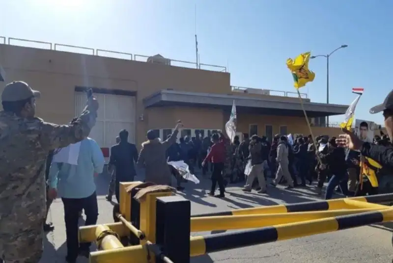 آغاز عقب نشینی معترضان از مقابل سفارت آمریکا در پی درخواست حشد شعبی برای احترام به تصمیم دولت