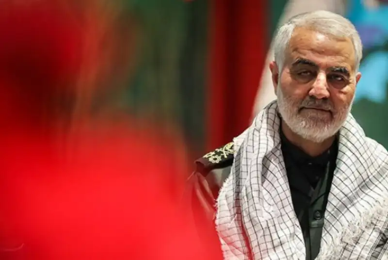 مساجد و حسینیه‌ها در سوگ شهادت حاج قاسم سلیمانی سیاه‌پوش شدند