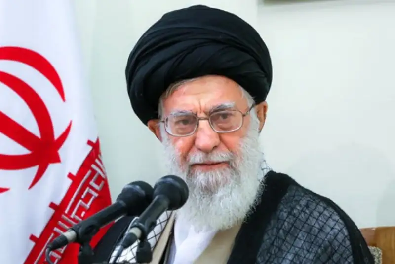 حضور رهبر معظم انقلاب اسلامی در منزل سردار شهید سپهبد سلیمانی