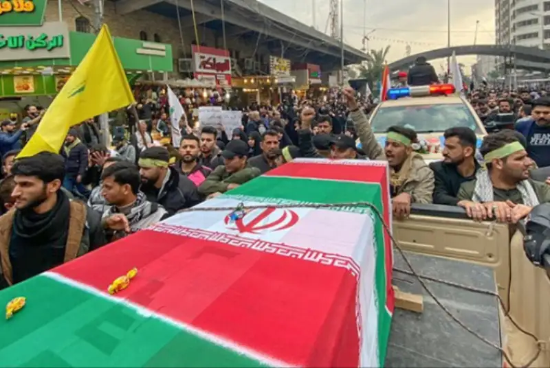آسوشیتدپرس: هزاران عراقی در مراسم تشییع سلیمانی و ابومهدی شعار مرگ بر آمریکا سر دادند