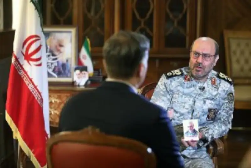 صبح امروز در مصاحبه با CNN با لباس رزم حاضر شد