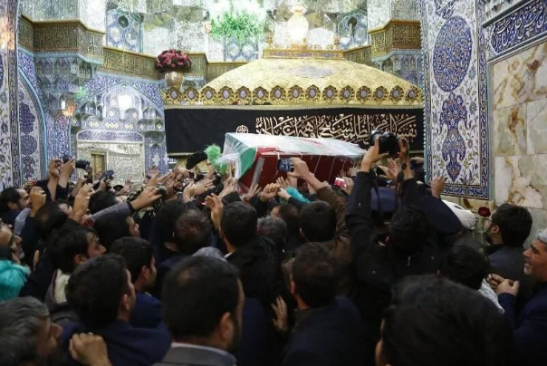 اداء مراسم زيارة السيدة المعصومة (س) لجثمان الشهيد سليماني ورفاق دربه