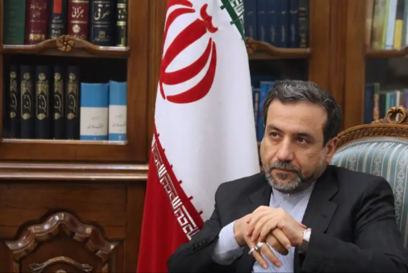 عراقچی: سفیر انگلیس به عنوان یک بیگانه در گردهمایی غیرقانونی دستگیر شد
