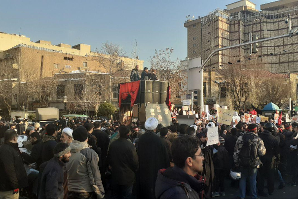 تجمع دانشجویان و طلاب در مقابل سفارت انگلیس آغاز شد