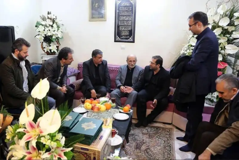 دیدار وزیر راه با خانواده یکی از جان باختگان سانحه بویینگ